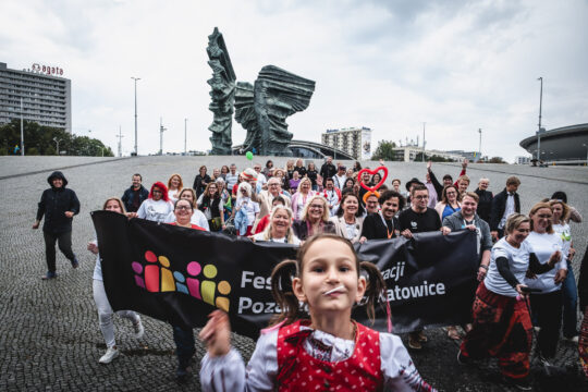 Copyright: Agnieszka Budzyńska Zdjęcie grupowe na Festiwalu Organizacji Pozarządowych w 2025 r.