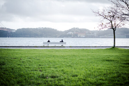 Copyright: Agnieszka Budzyńska Dwie osoby na ławce w Lizbonie patrzące się na Tag