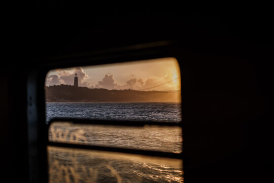 Copyright: Agnieszka Budzyńska Widok z promu w Lizbonie na most i pomnik Jezusa