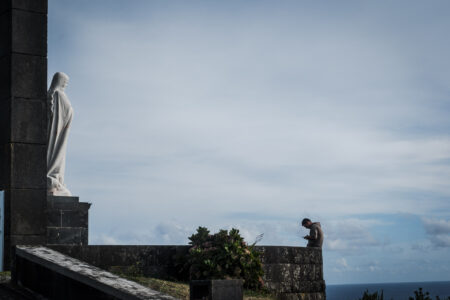 Copyright: Agnieszka Budzyńska Osoba korzystająca z telefony pod pomnikiem Jezusa na Faial