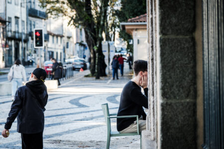 Copyright: Agnieszka Budzyńska Dwie osoby na ulicy w Porto