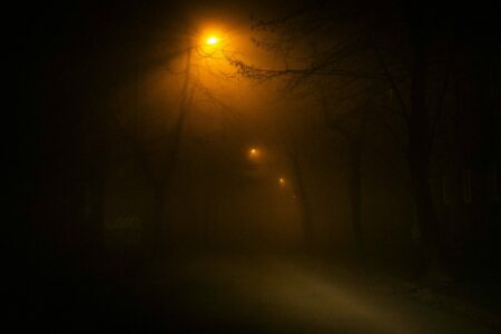 2. Nocna środa w mgle.