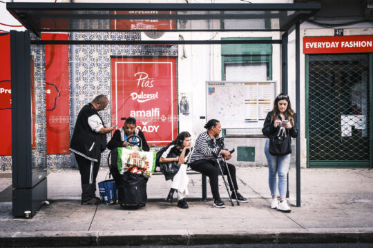 Copyright: Agnieszka Budzyńska Osoby na przystanku w Lizbonie korzystające z telefonów