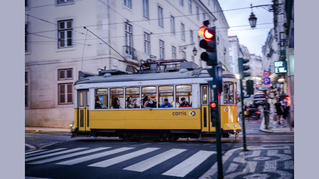 żółty tramwaj w Lizbonie