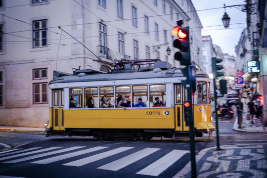 żółty tramwaj w Lizbonie