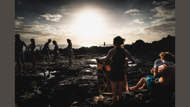 Copyright: Agnieszka Budzyńska osoby na plaży na Faial o zachodzie słońca