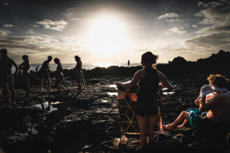Copyright: Agnieszka Budzyńska osoby na plaży na Faial o zachodzie słońca