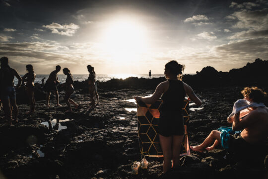 Copyright: Agnieszka Budzyńska osoby na plaży na Faial o zachodzie słońca