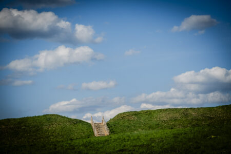 Niebo, trawa i schody do nikąd. Grodzisko Stradów