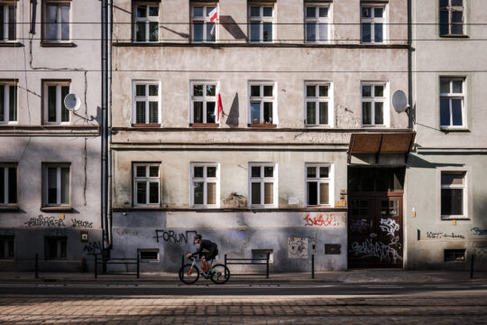 Cyklista we Wrocławiu na tle budynku