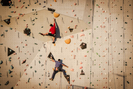 2 osoby wspinające się na ściance Skarpa Bytom
