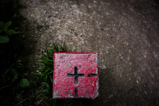 Copyright: Agnieszka Budzyńska Polski słupek graniczny sfotografowany z góry