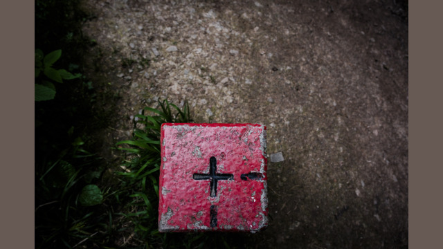 Copyright: Agnieszka Budzyńska Polski słupek graniczny sfotografowany z góry