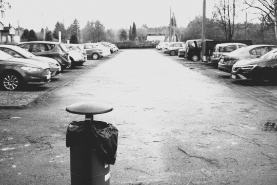 Parking i kosz na śmieci