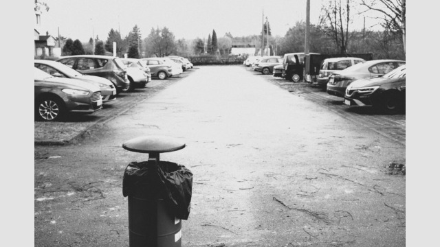 Parking i kosz na śmieci