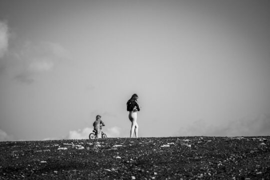 Pani i dziecko na rowerku