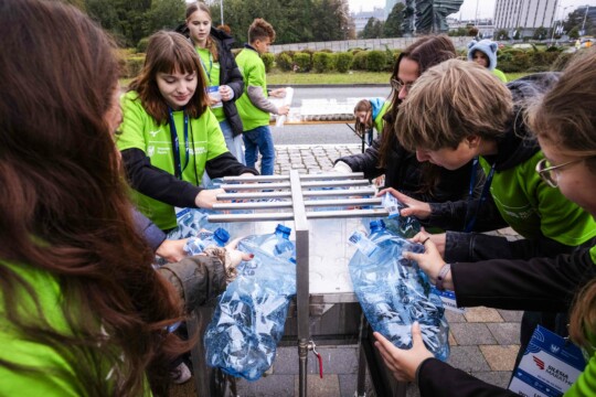 Wolontariusze na Silesia Marathon nalewający wodę