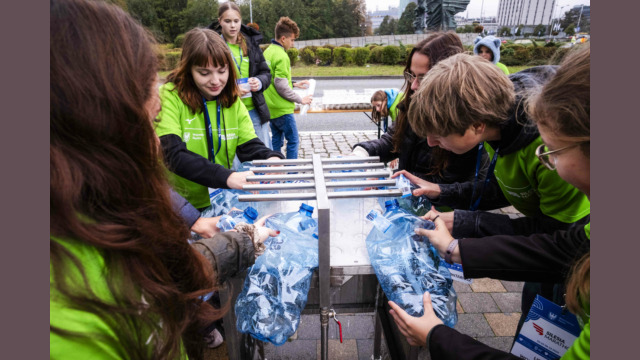 Wolontariusze na Silesia Marathon nalewający wodę