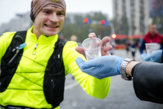 Biegacz na Silesia Marathon sięgający po wodę