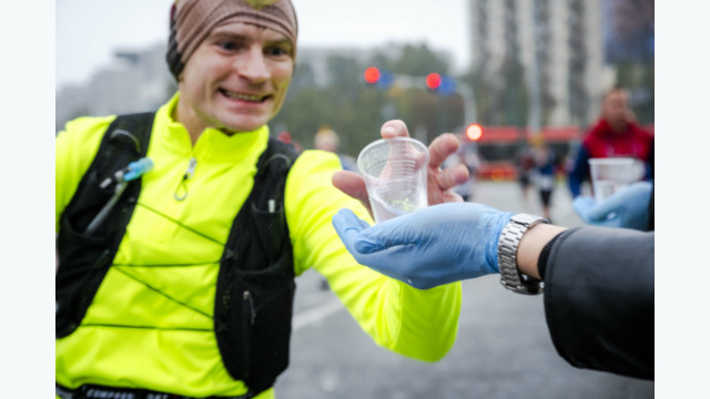 Biegacz na Silesia Marathon sięgający po wodę