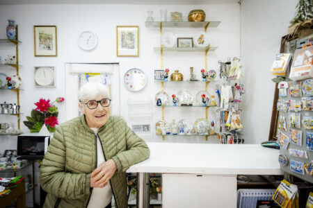 Starsza Pani w sklepie w Lizbonie