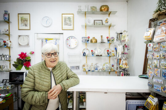 Starsza Pani w sklepie w Lizbonie