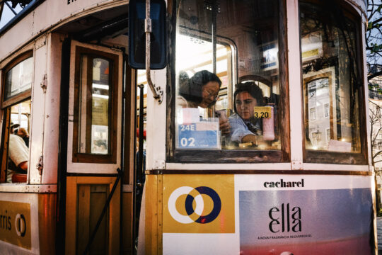 Pani rozmawiająca z Panią motorniczą w tramwaju w Lizbonie