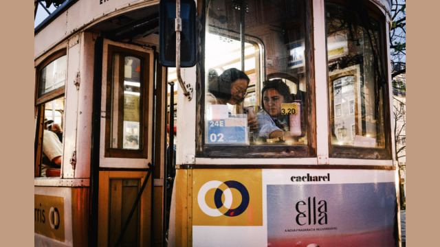 Pani rozmawiająca z Panią motorniczą w tramwaju w Lizbonie