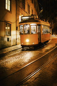 Żółty tramwaj nocą
