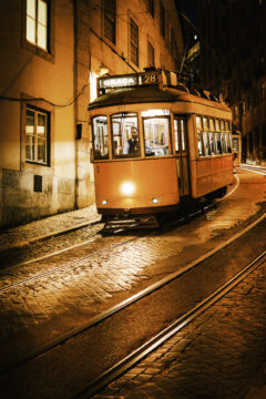 Żółty tramwaj nocą