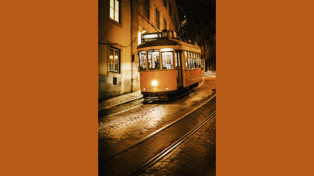 Żółty tramwaj nocą