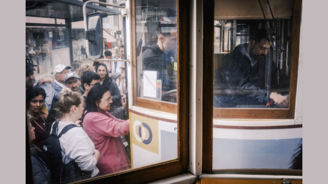 Osoby wchodzące do tramwaju w Lizbonie