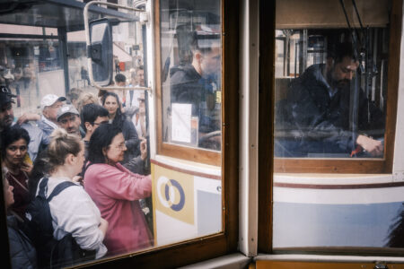 Osoby wchodzące do tramwaju w Lizbonie