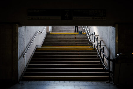 Schody na dworcu w Katowicach i nogi