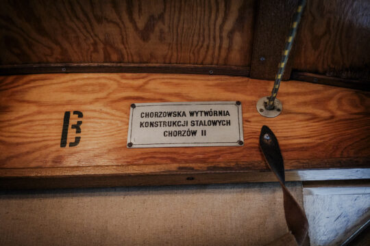 Tabliczka z napisem Chorzowska Wytwórnia Konstrukcji stalowych Chorzów II w zabytkowym tramwaju
