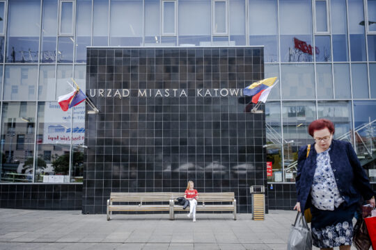 Dwie Panie pod Urzędem Miasta Katowice