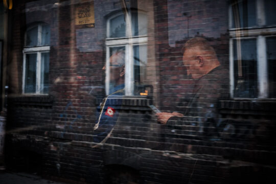 LUdzie odbijający się na ceglanej ścianie