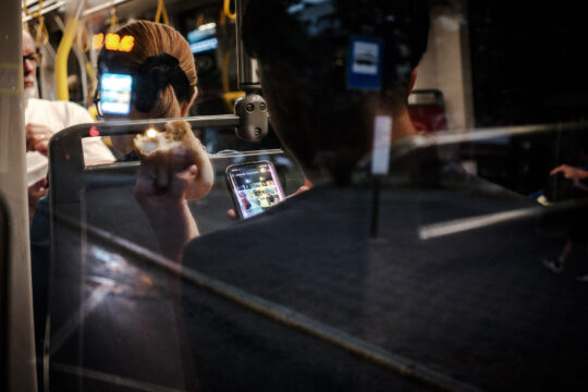 Osoba jedząca bułkę w tramwaju