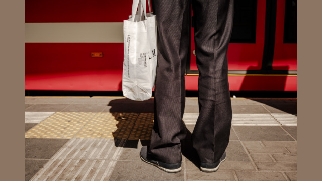 Nogi z siarką przed tramwajem