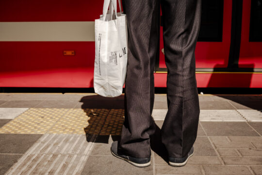 Nogi z siarką przed tramwajem