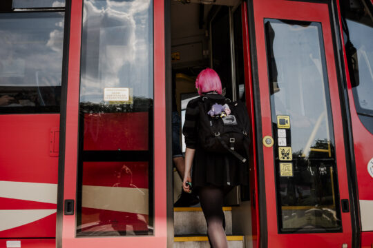 Pani w różowych włosach wchdząca do tramwaju