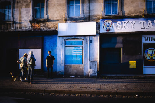 Chłopak stojący na tle niebieskiej ściany