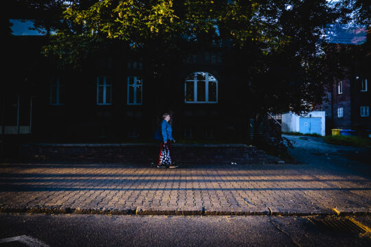 Pani z siatką w groszki