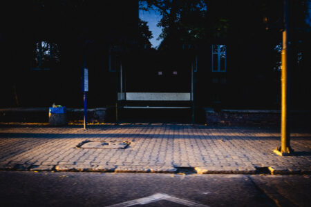 Pusty przystanek tramwajowy