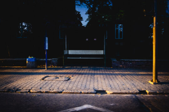 Pusty przystanek tramwajowy