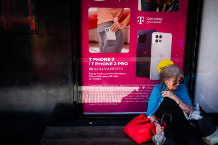 Starsza Pani na przystanku