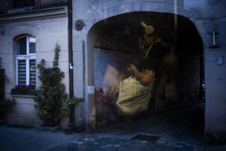 Dziewczyna słuchająca muzyki w tramwaju