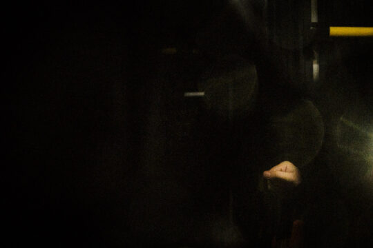 Dłoń na czarnym tle