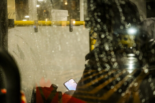 Osoba korzystająca z telefonu komórkowego w tramwaju