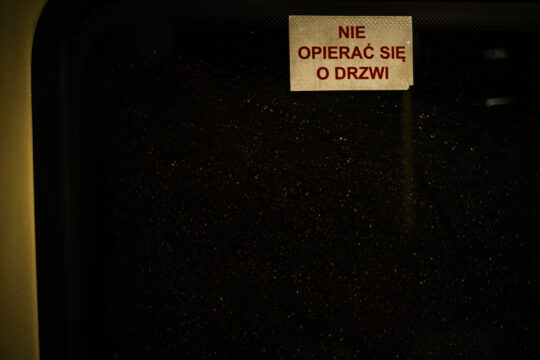 Napis nie opierać się o drzwi